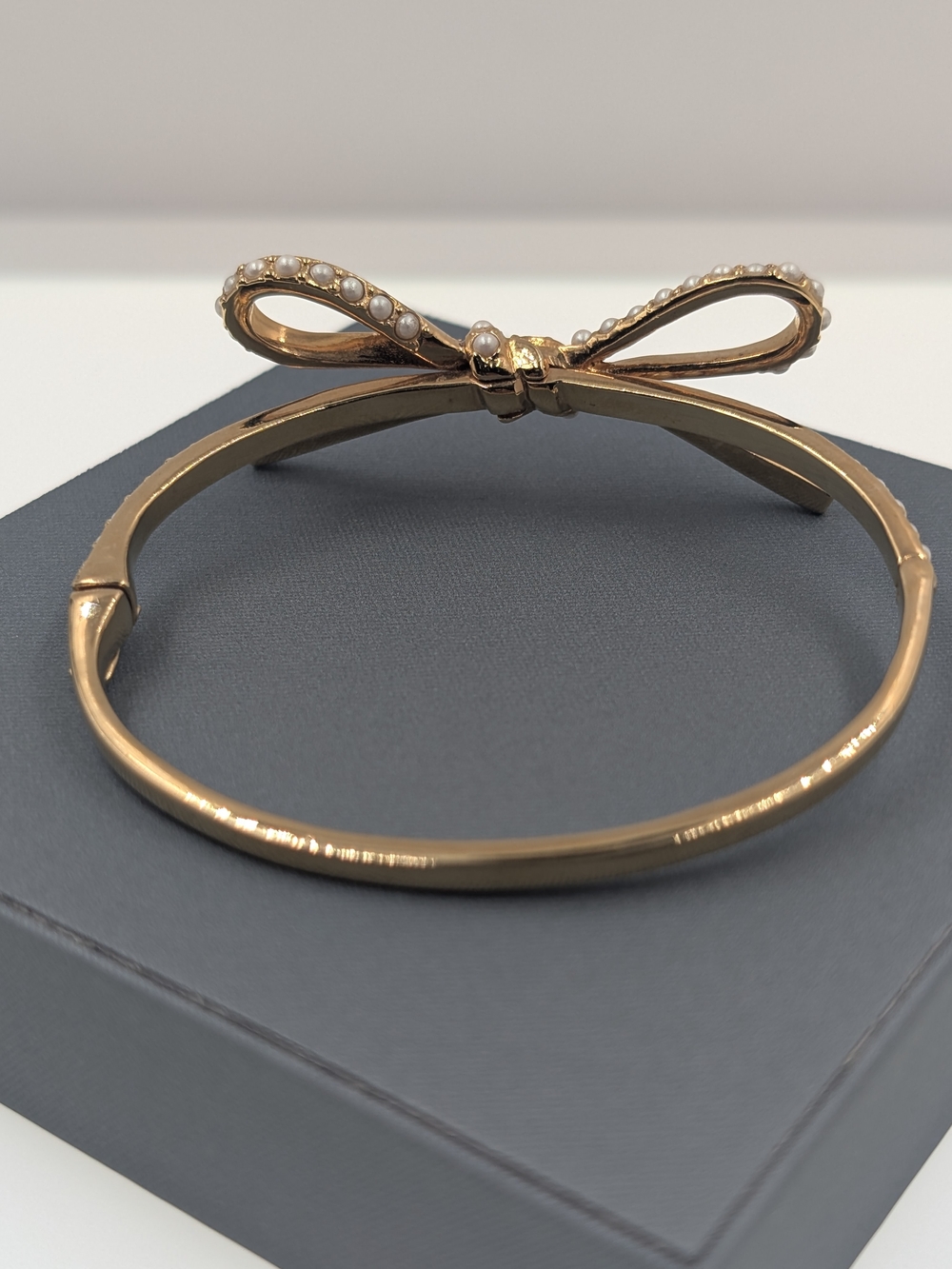 Kate Spade Faux Seed Pearl Ribbon Bow Gold Tone Hinged Bangle Bracelet 0230 - Picture 9 of 10